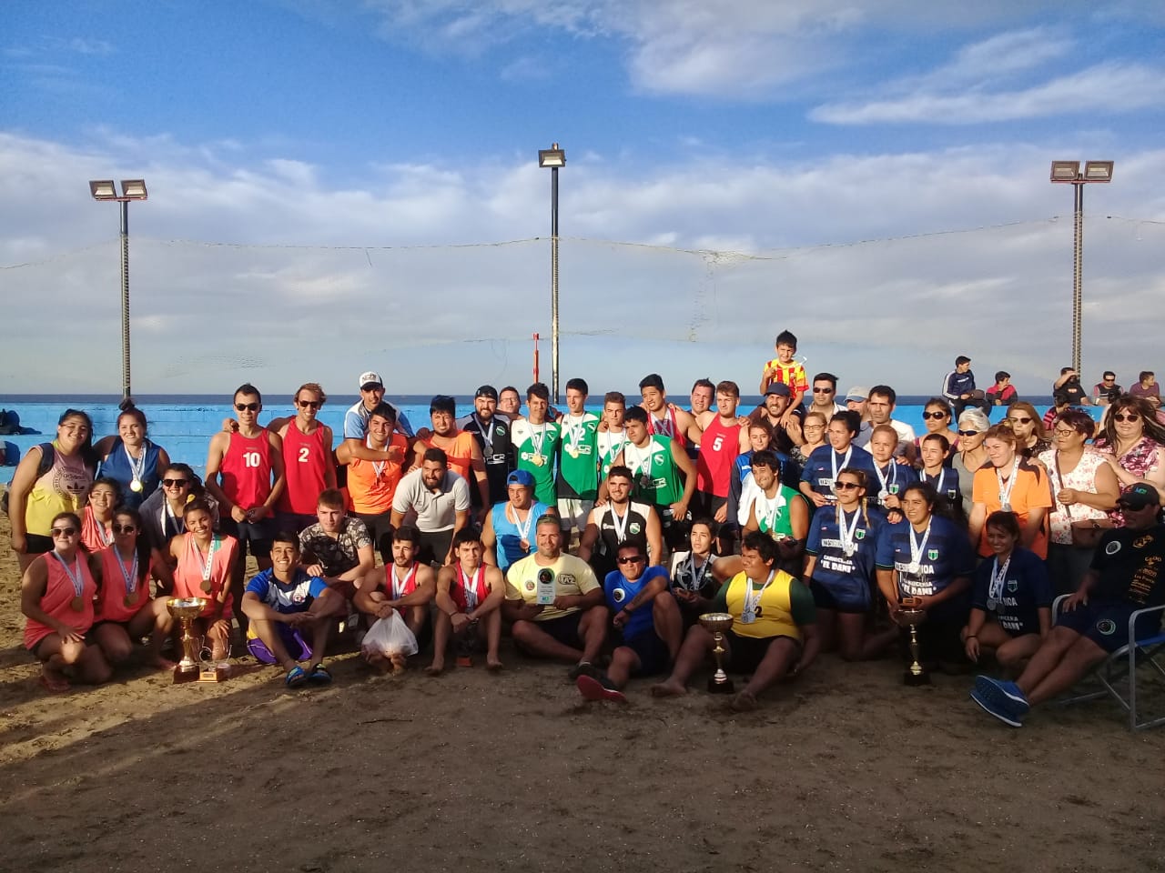 Satnta Cruz ya tiene sus representantes de vóley y handball para los juegos  nacionales de playa