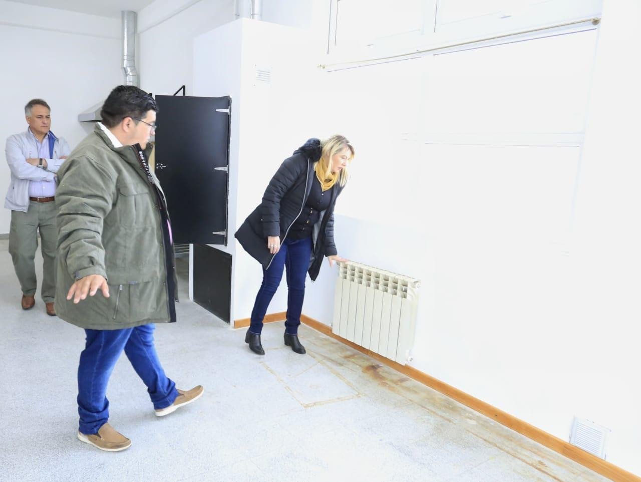 Bertone recorrió las mejoras que se realizan en el colegio «Alicia Moreau de Justo»