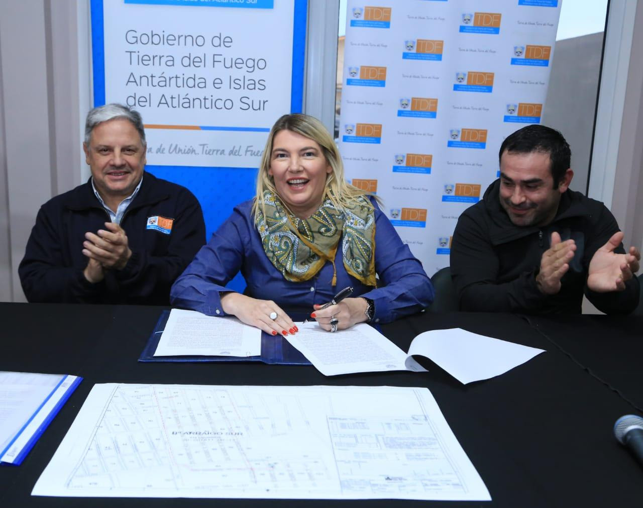 La gobernadora firmó el contrato de obra para la red de gas del barrio Arraigo Sur