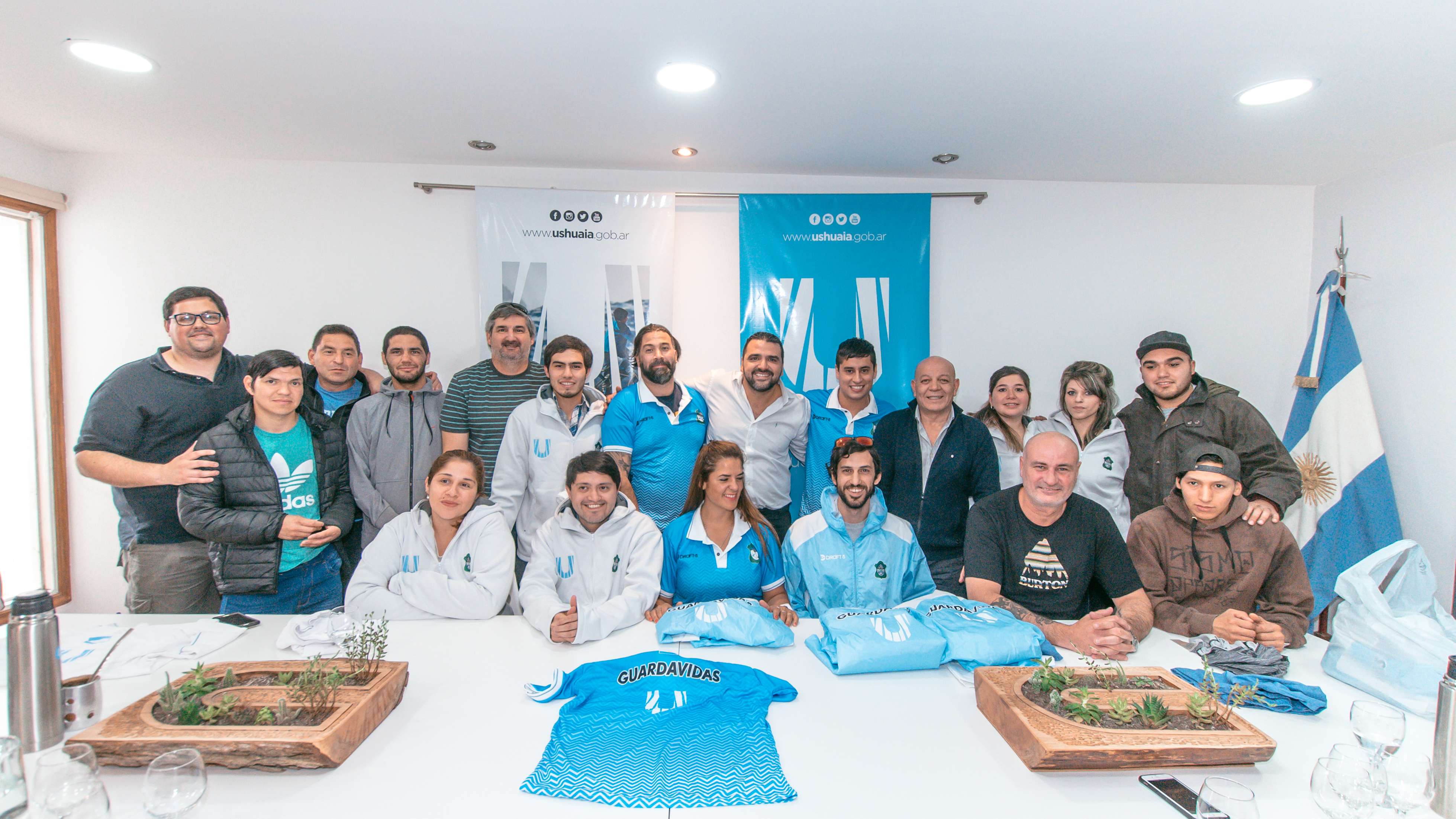 El intendente Vuoto entregó indumentaria a guardavidas y personal administrativo del polideportivo