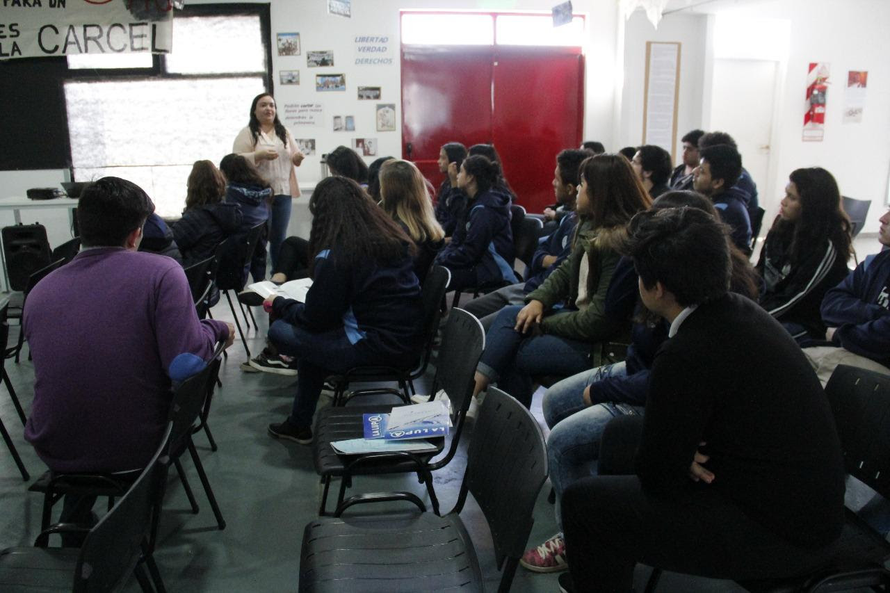Estudiantes visitaron el «museo de la memoria» en el espacio joven