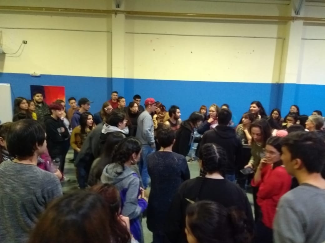 Estudiantes del CENT 35 tomaron las instalaciones por el cierre de la radio de la institución