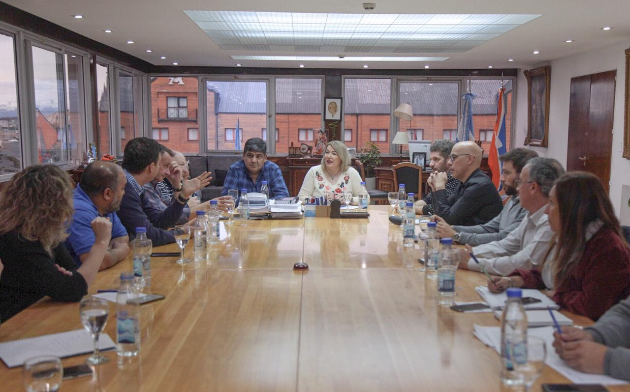 Adelanto de aguinaldo y bono extra de $4000 a planes sociales: Las nuevas medidas de Bertone para paliar la crisis