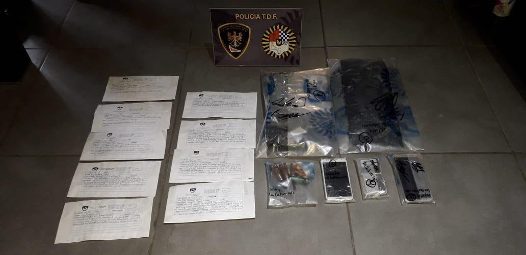 La policía detuvo a dos hombres con más de cien dosis de cocaína