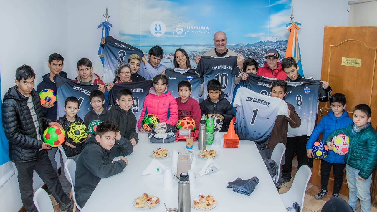 La Municipalidad de Ushuaia entregó indumentaria al club Dos Banderas de Andorra