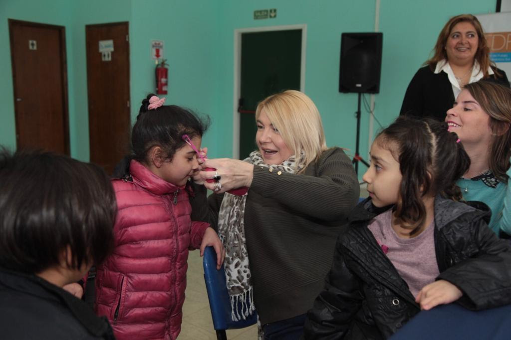 «Vernos Bien». La gobernadora Bertone entregó lentes a niños y niñas de Tolhuin