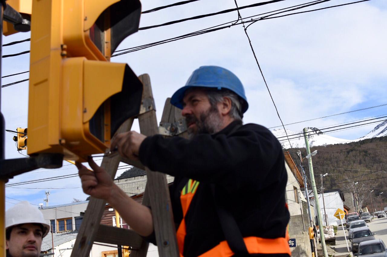 Ushuaia: Comenzó el recambio de semáforos en la ciudad