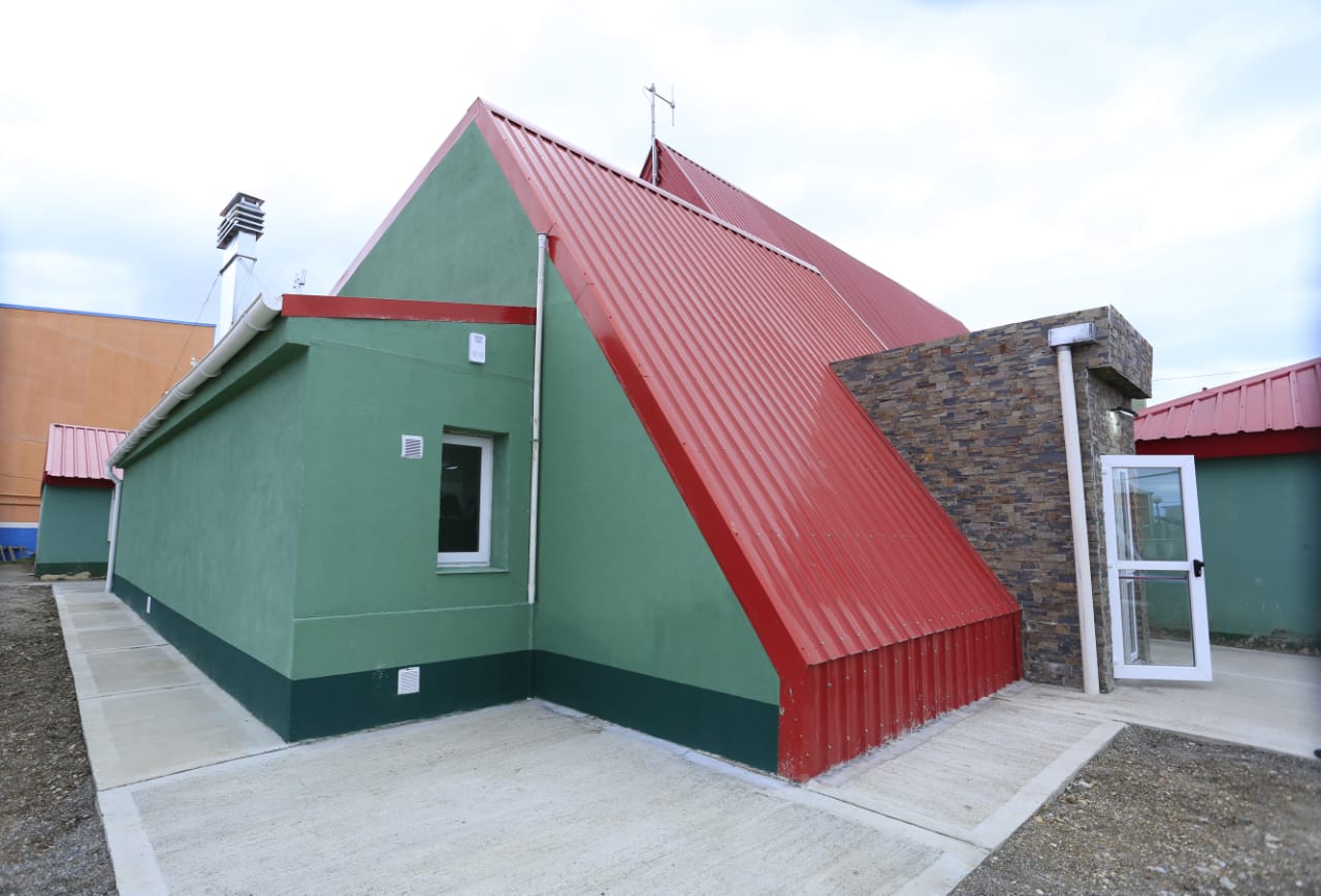 La Gobernadora inauguró el SUM de la Parroquia “Sagrada Familia”