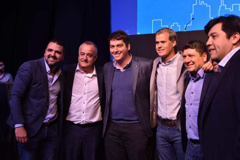 Walter Vuoto junto a Alberto Fernández en el foro de ciudades llevado a cabo en Rosario