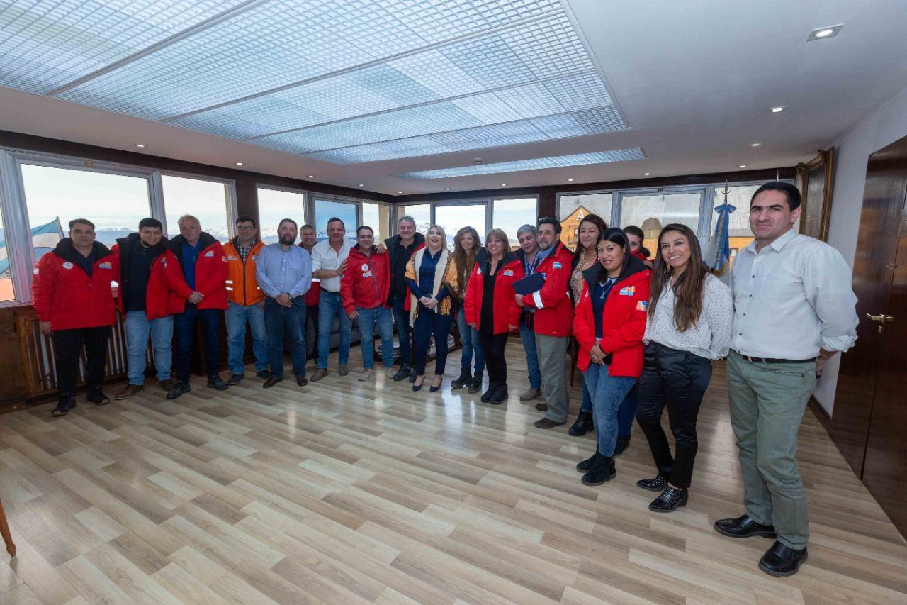 Cálido encuentro de la gobernadora con trabajadores de defensa civil