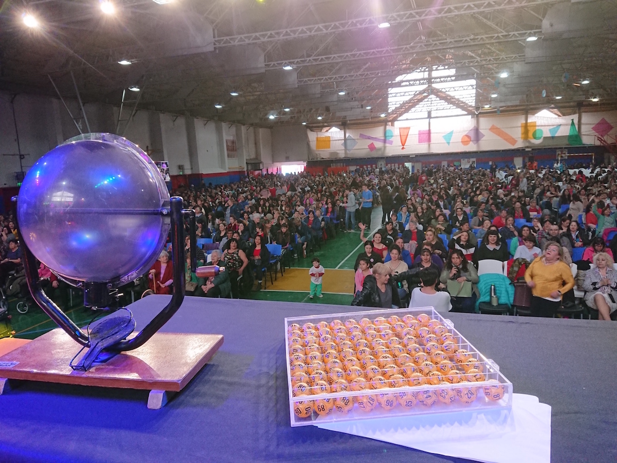 Gran convocatoria en el bingo por el Día de la Madre