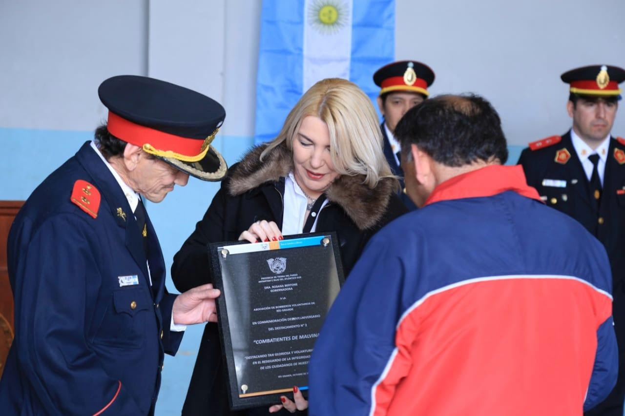 La Gobernadora participó de un nuvo aniversario del destacamento de bomberos voluntarios Nº2 «Combatientes de Malvinas
