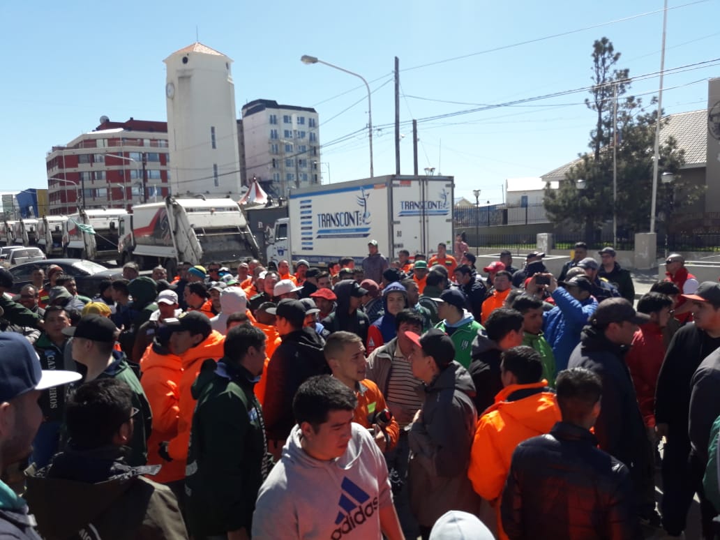 Camioneros copó el Concejo Deliberante y cortó las calles aledañas