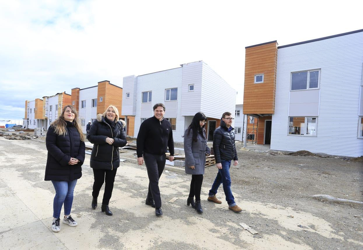 La gobernadora recorrió las obras de Chacra IV y las 120 viviendas