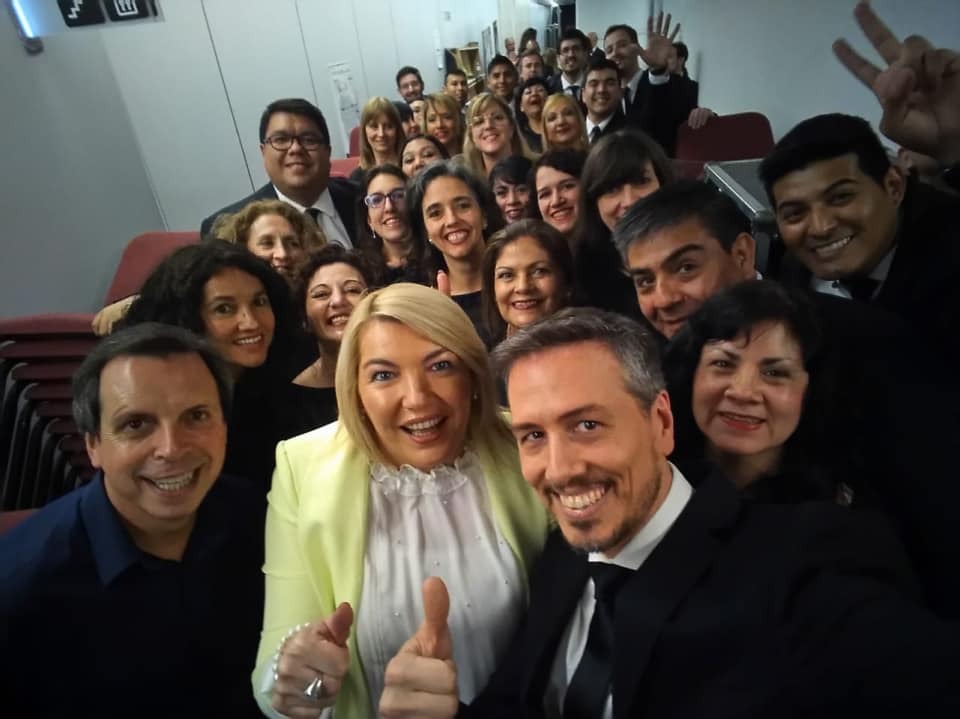 La Gobernadora Rosana Bertone asistió a la presentación del Coro del Fin del Mundo