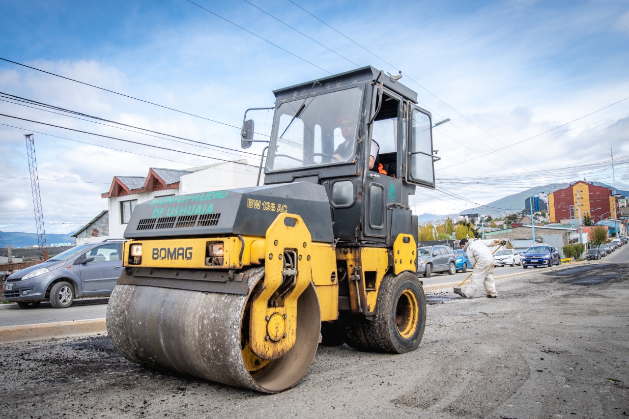 Ushuaia: Trabajos de bacheo y pavimentación en Avenida Magallanes