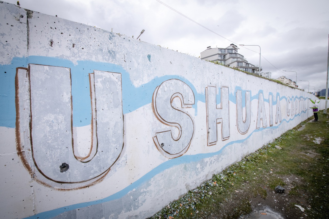 Ushuaia: Realizan una restauración colectiva en un mural de Malvinas
