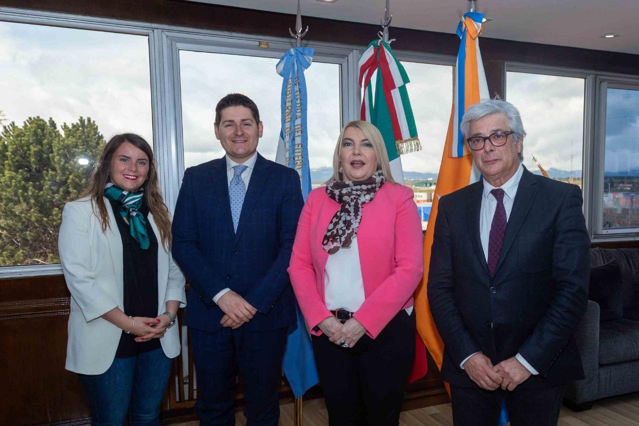 Bertone recibió a autoridades consulares de Italia