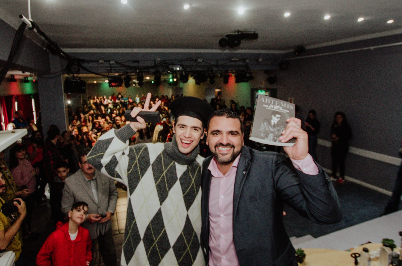 Ushuaia: El diseñador Santiago Artemis presentó “El Chico del Fin del Mundo” su primer libro