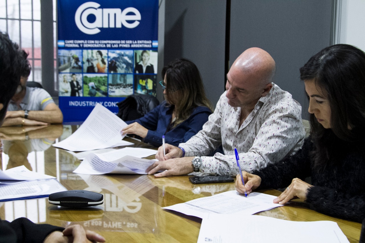 Gobierno firmó convenio con librería para ofrecer una canasta básica de útiles a precios accesibles