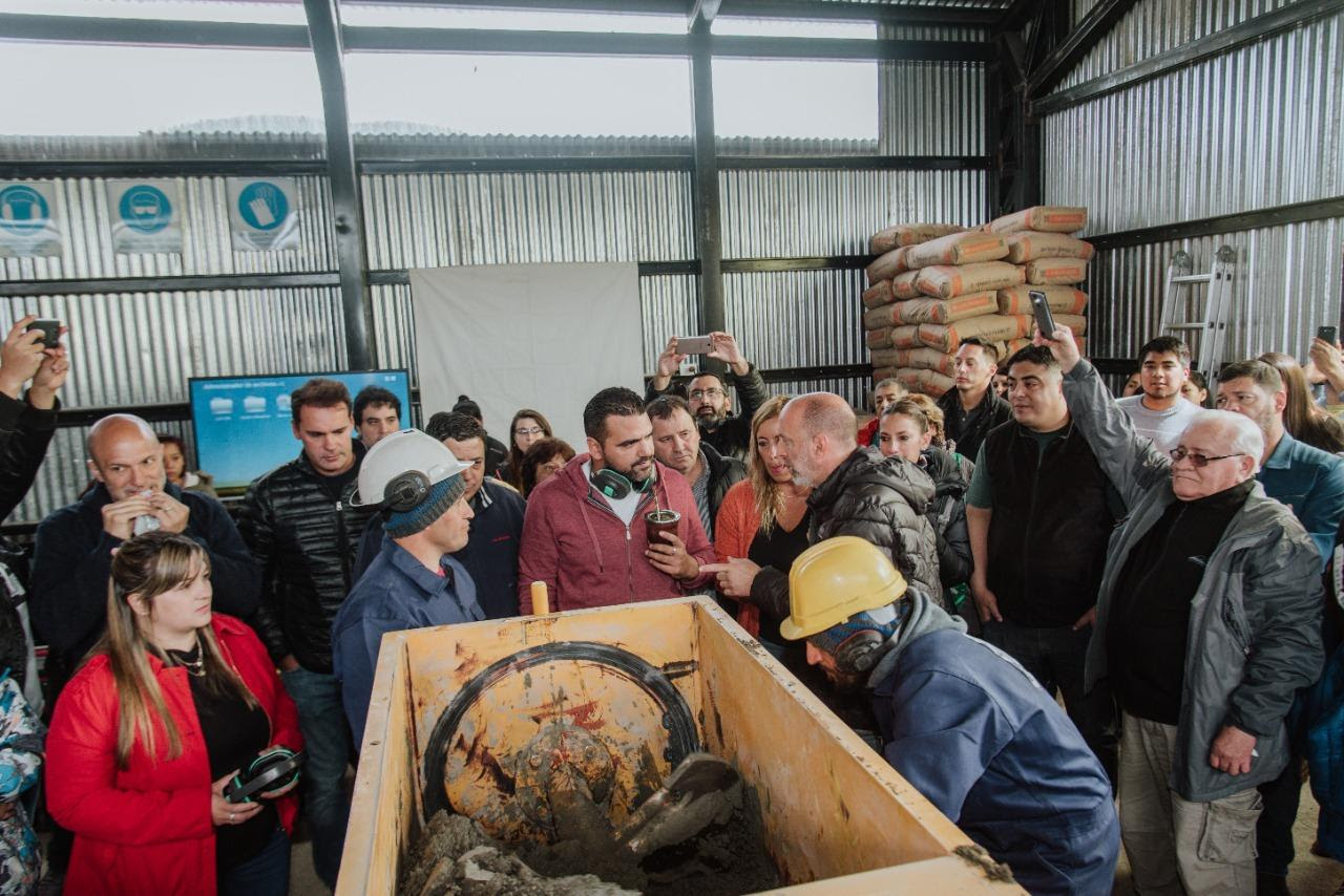 Vuoto acompañó la inauguración de la bloquera de la cooperativa de trabajo Casa Base