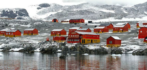 Melella participa de homenaje a los caídos con personal de la base Esperanza