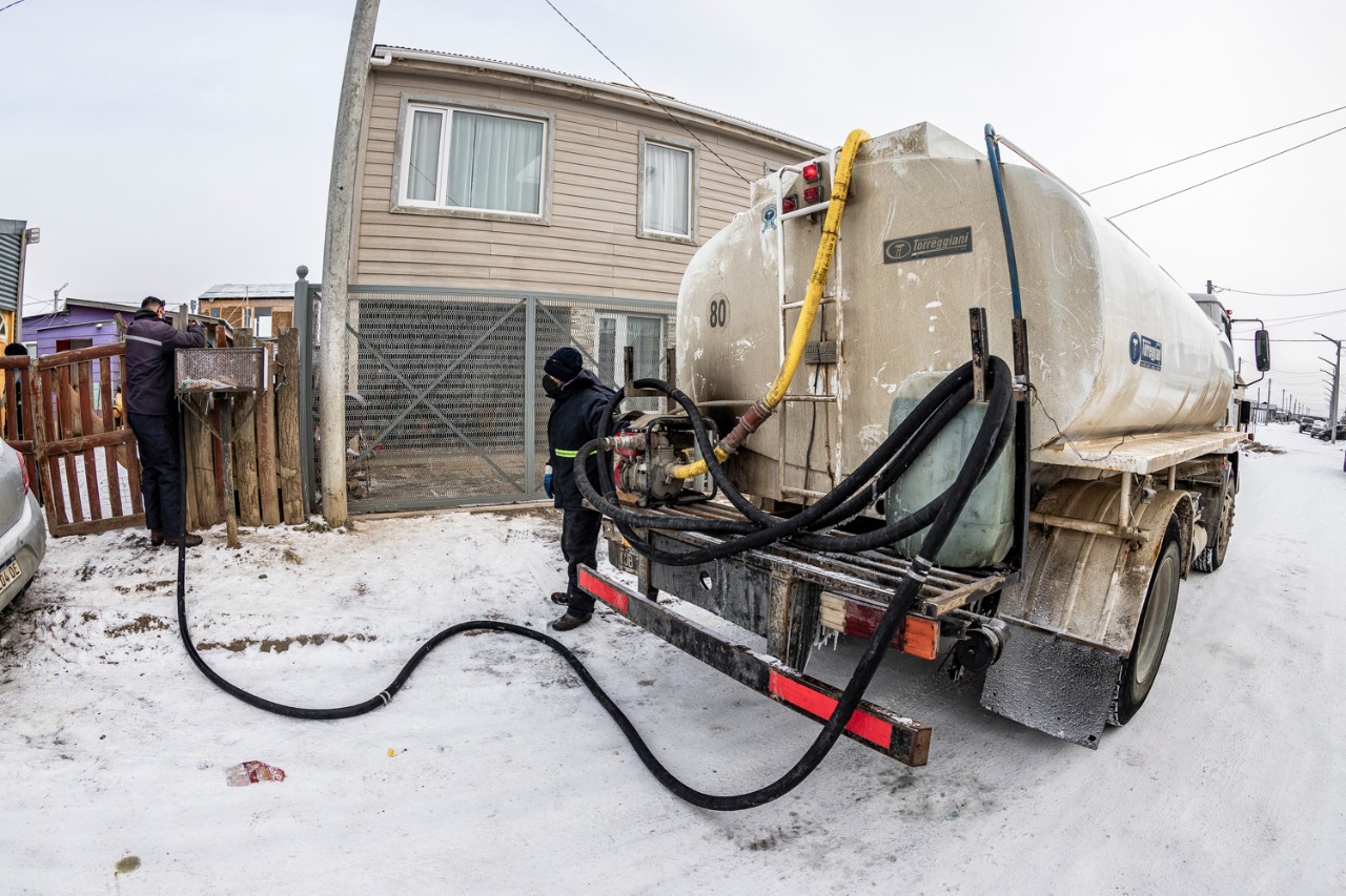 Camiones cisterna municipales continúan asistiendo a vecinos con agua potable