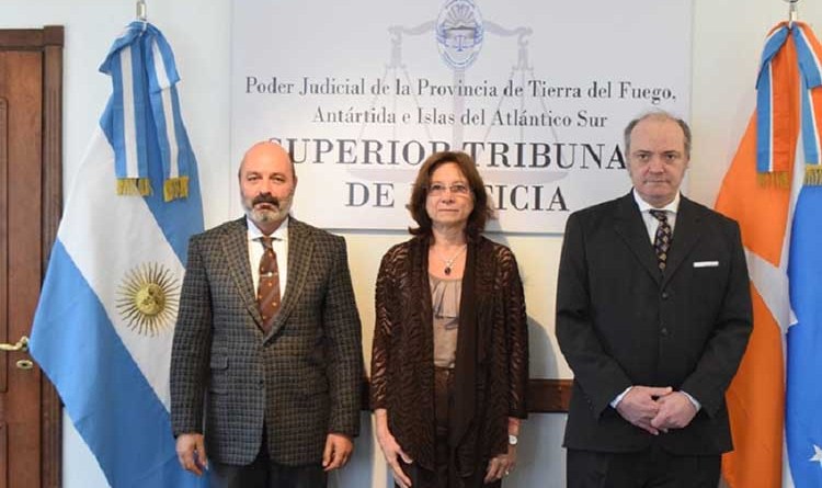 El colectivo feminista la Hoguera pidió a la legislatura que se asegure la paridad en el STJ