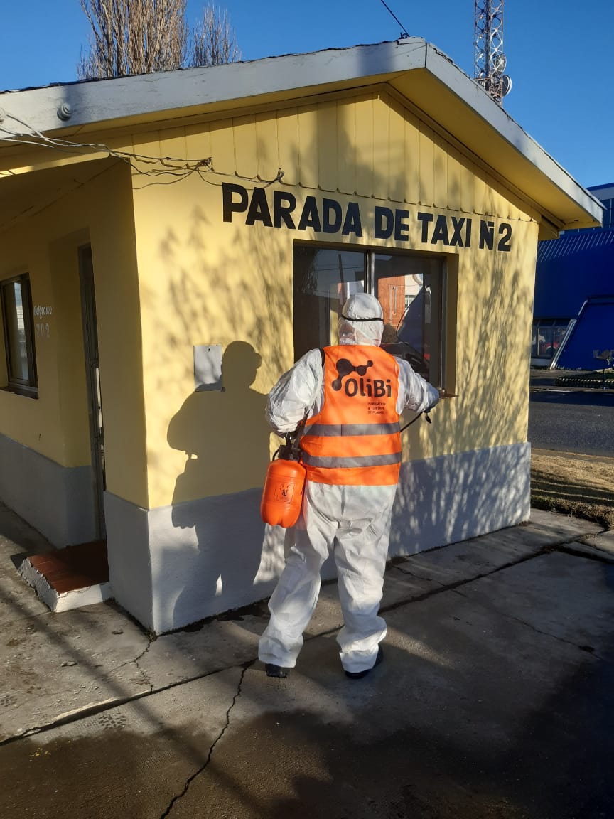 Los vehículos de transporte de pasajeros continúan siendo desinfectados
