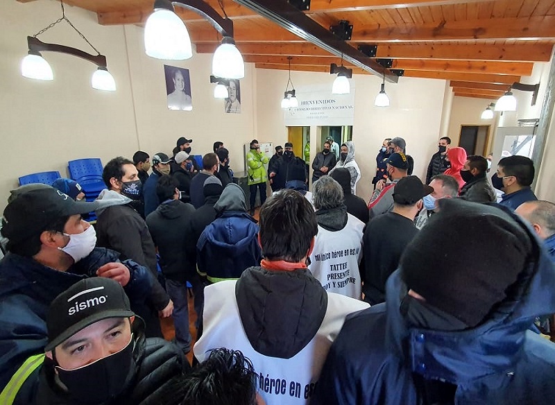 Textiles autoconvocados se concentraron ayer en la sede de AOT para pedir la renuncia de Sager