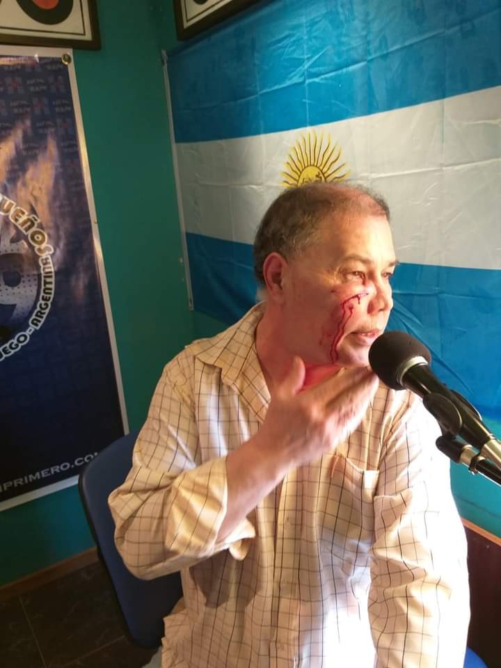 Escándalo en Tolhuin. Un conductor fue agredido al aire en FM Azul