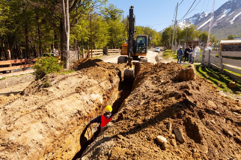 La DEPOSS retomó la obra de agua y cloacas en barrios de Andorra