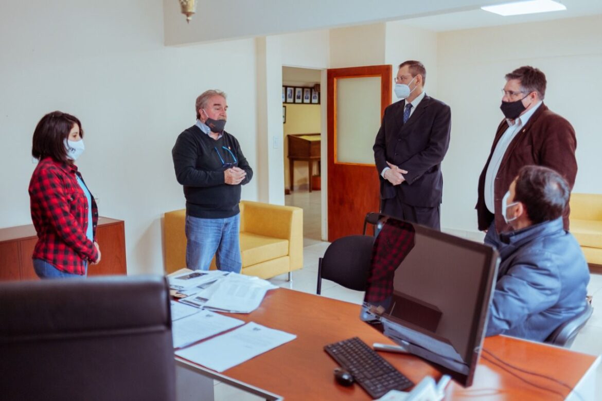 El Ministerio de finanzas comenzó con la entrega de tarjeta YPF En Ruta