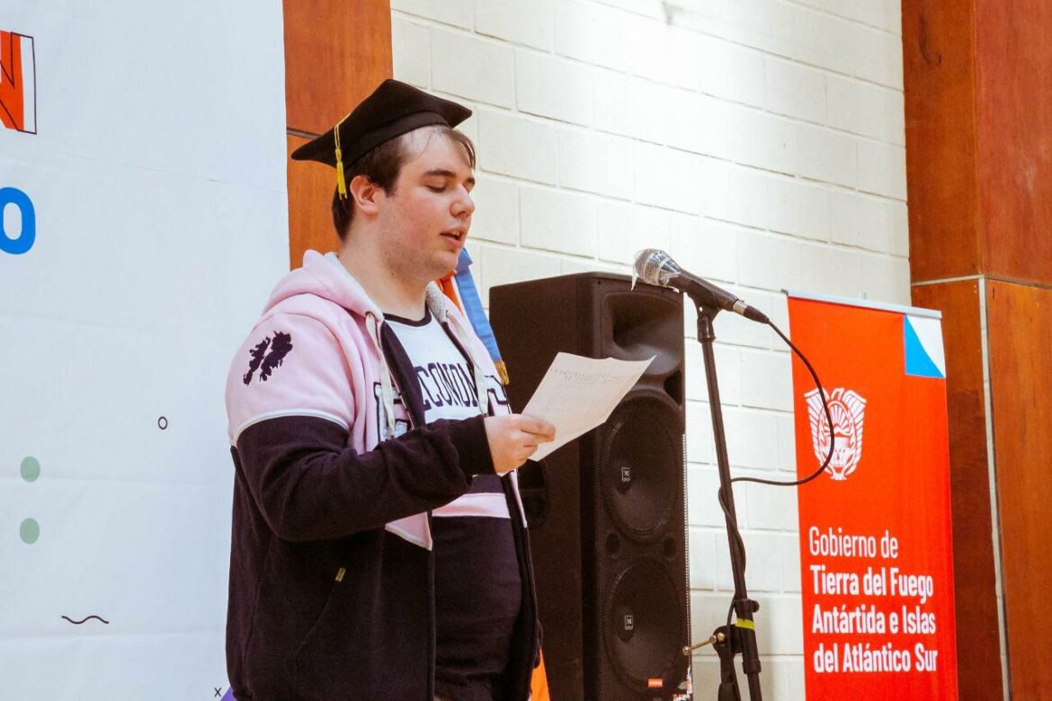 Educación realizó los actos de colación del nivel secundario