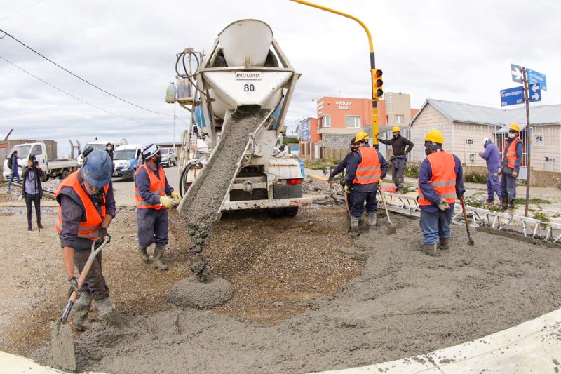 EL INTENDENTE SUPERVISÓ LOS TRABAJOS DE HORMIGONADO SOBRE LA CALLE THORNE