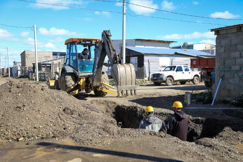 AVANZAN LAS OBRAS DE READECUACIÓN DE REDES DE AGUA Y CLOACA EN SECTORES DE MARGEN SUR