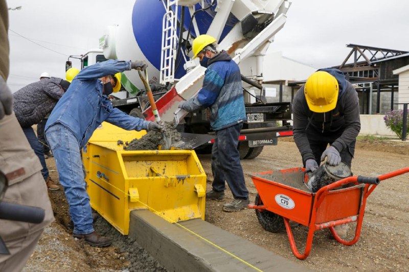 OBRA PÚBLICA: COMENZÓ LA CONSTRUCCIÓN DE CORDONES EN EL BARRIO UOM CIRCUNVALACIÓN