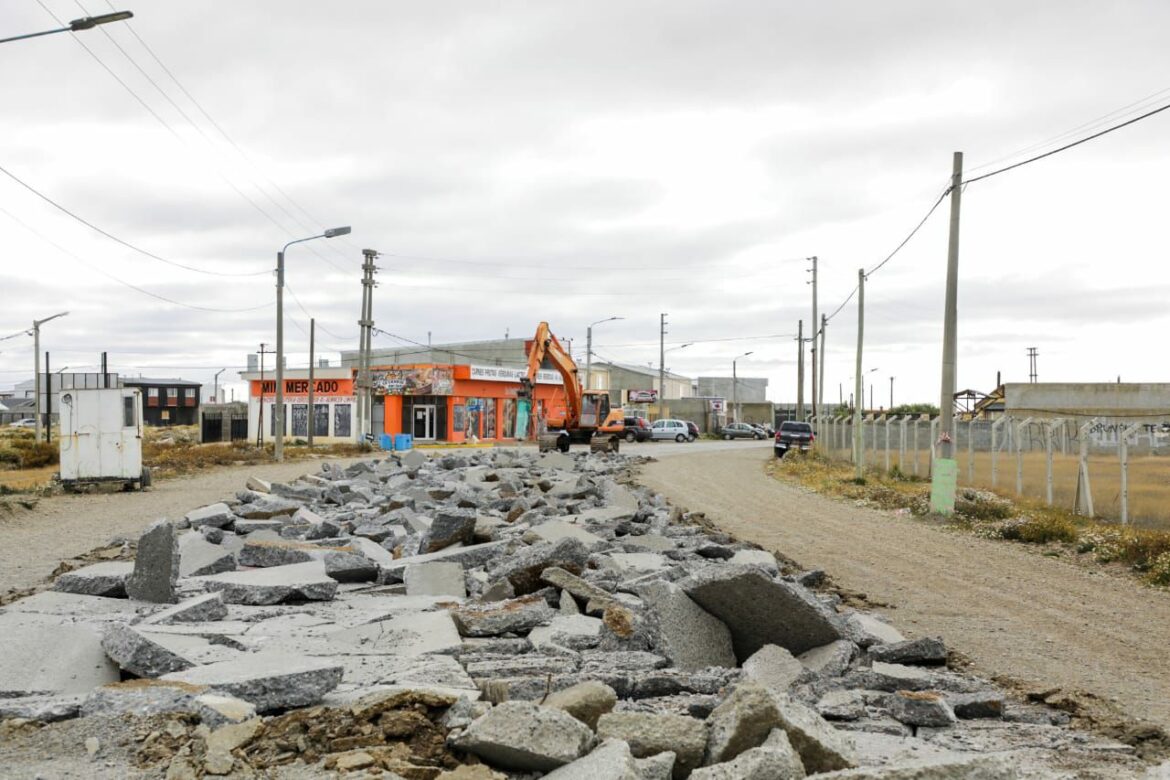 El Municipio realiza trabajos de pavimentación y bacheo sobre la calle El Alambrador.