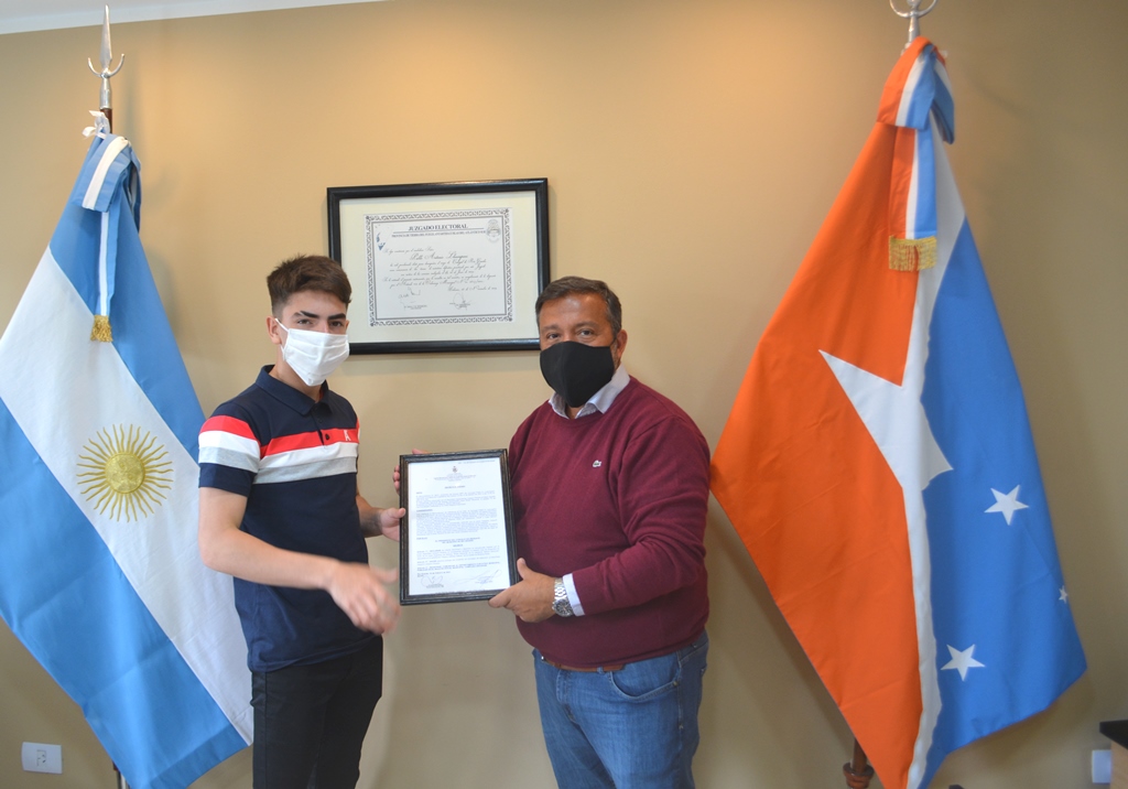 El concejal Pablo Llancapani hizo entrega de una declaración de Interés Municipal y deportivo al deportista fueguino Joaquín Pereira