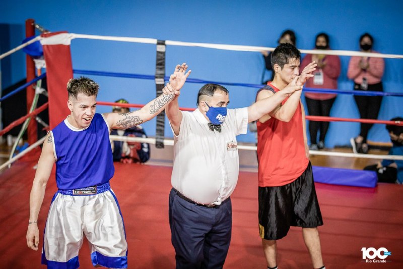 Deportistas de la ciudad se lucieron en festival de boxeo