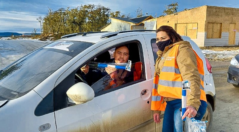 El Gobierno de la Provincia reparte banderas Argentinas para conmemorar el 20 de junio