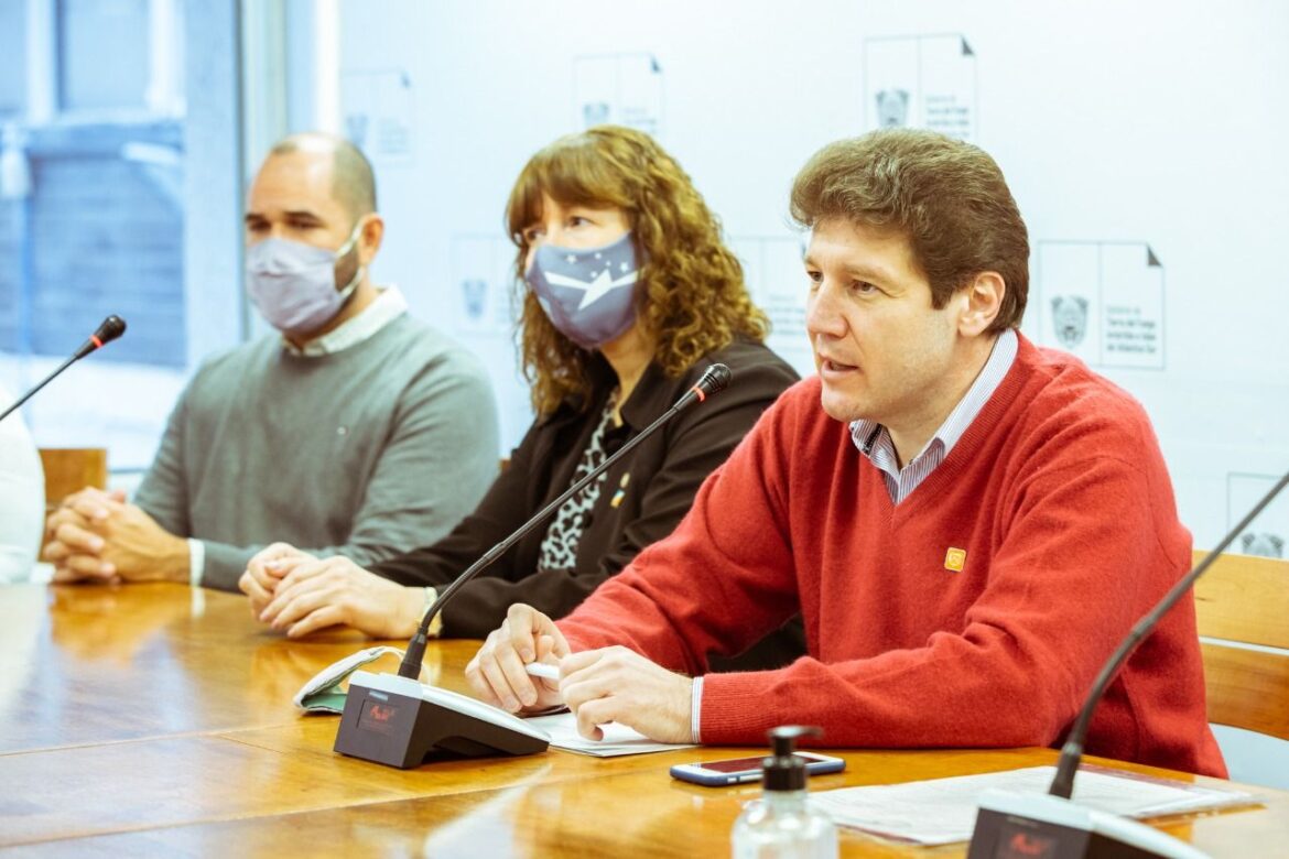 Melella firmó el contrato para la amplicaciín del puerto de Ushuaia