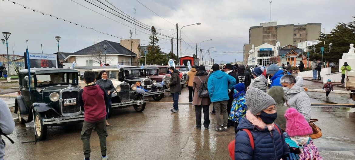 Festejos del Centenario: Cientos de familias disfrutaron del desfile de autos antiguos