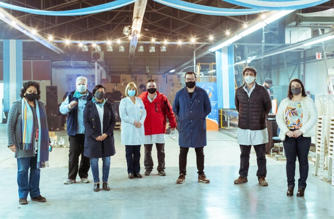 La Cruza Folk brindó un espectáculo de música y danza para trabajadores de la ex Audivic