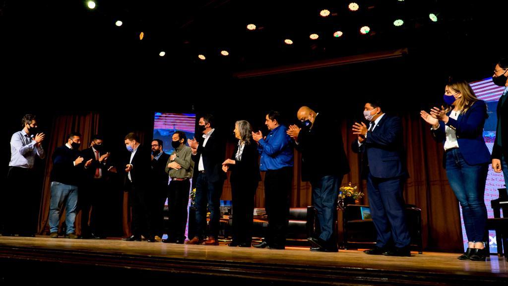 Concejales otorgaron reconocimientos a los autores del libro del Centenario