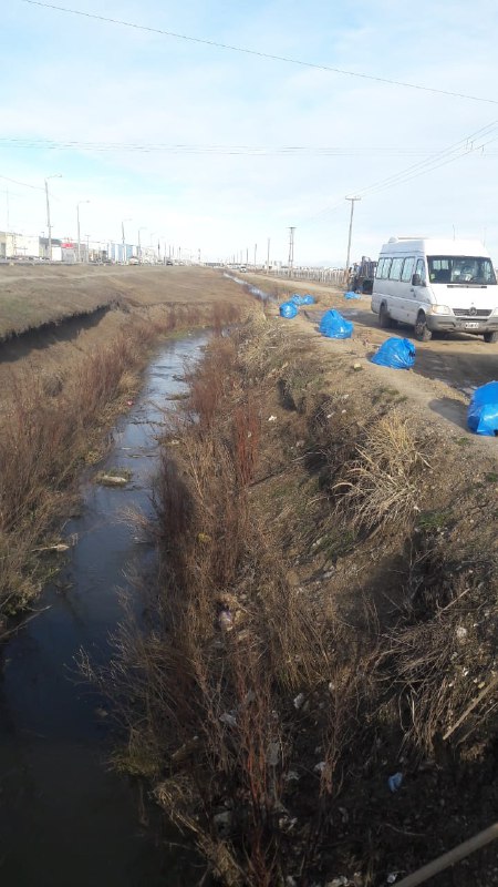 Operativo de limpieza en el desagüe aledaño a la ruta N° 3