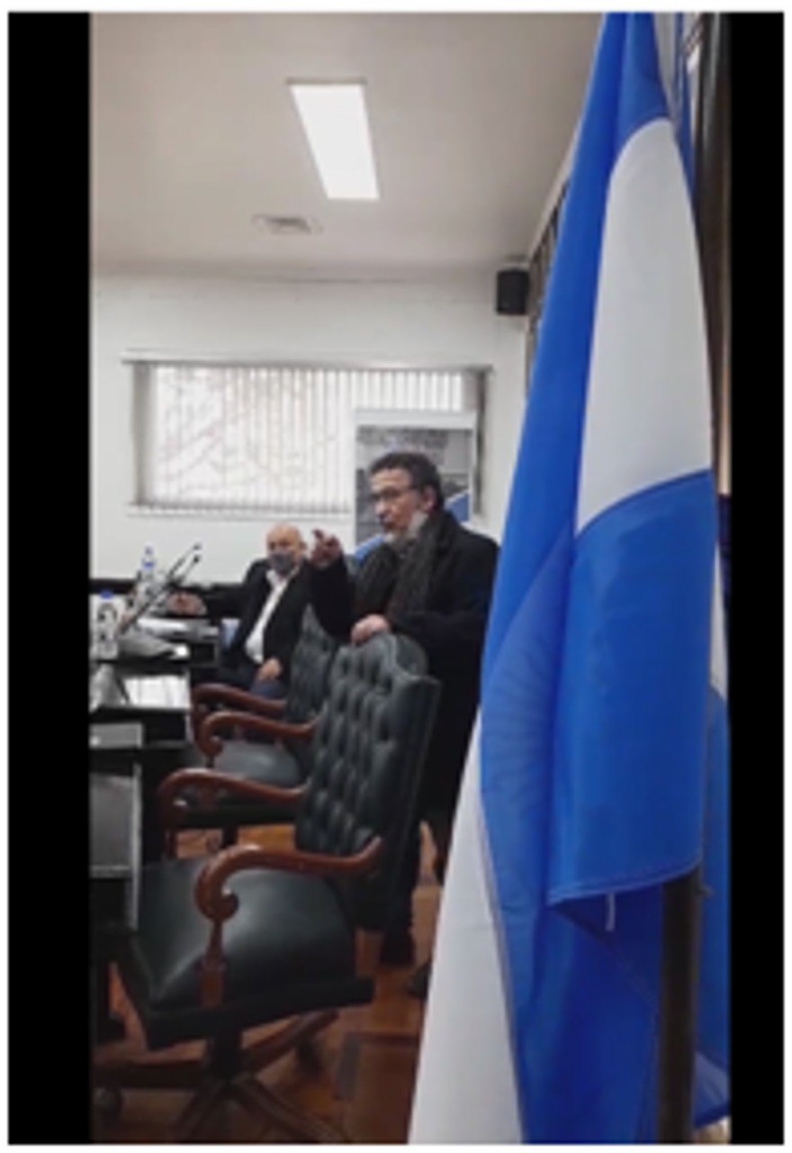 Vecinos que cuestionan la pandemia utilizaron la banca del vecino para expresarse en contra de las vacunas
