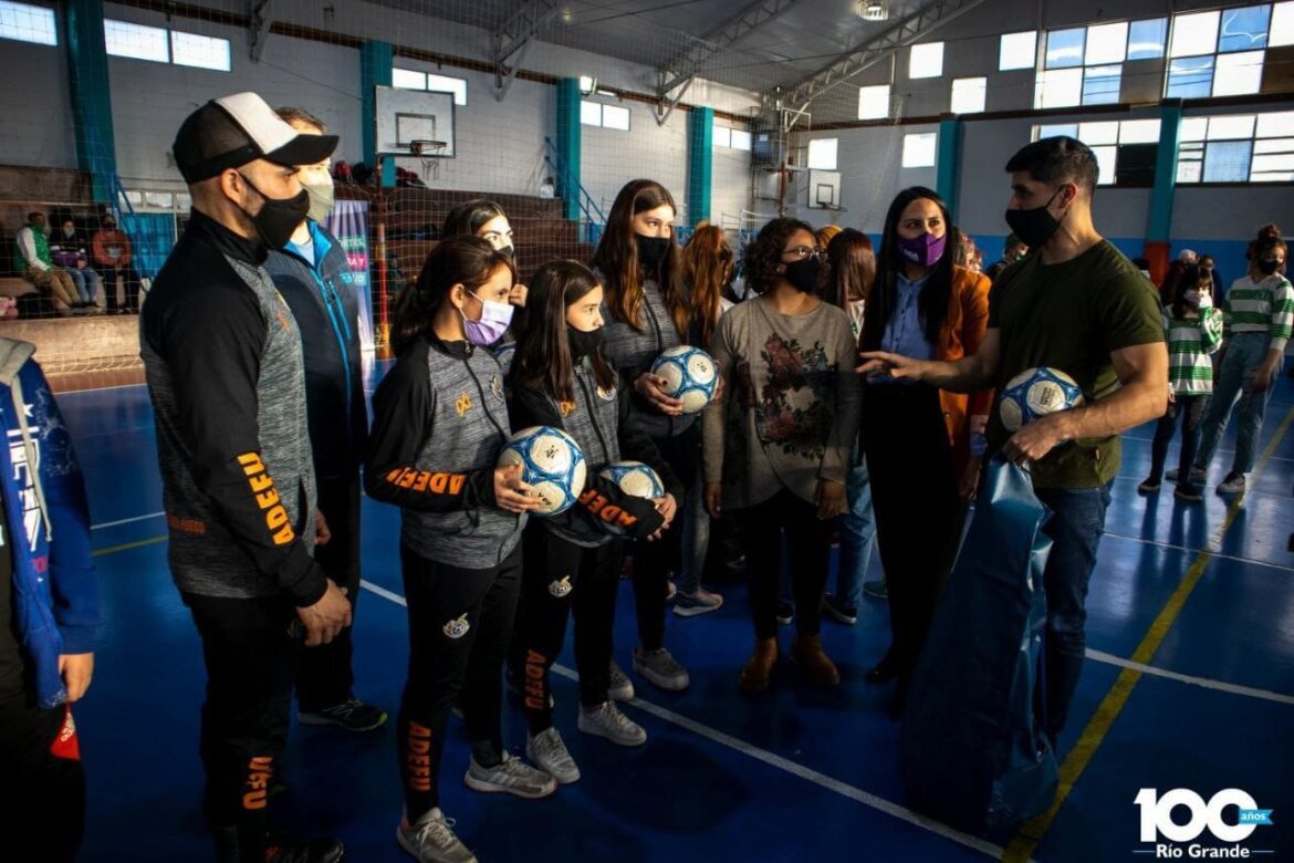 El Municipio e YPF entregaron material deportivo a clubes femeninos