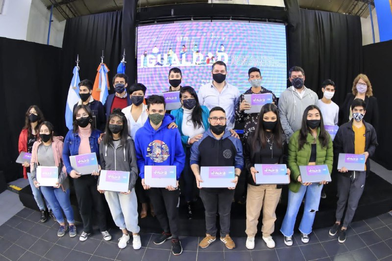 Martín Pérez acompañó la entrega  de notebooks donadas por la Fundación YPF