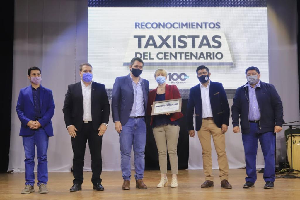 Con un emotivo homenaje el Intendente reconoció a los taxistas de Río Grande